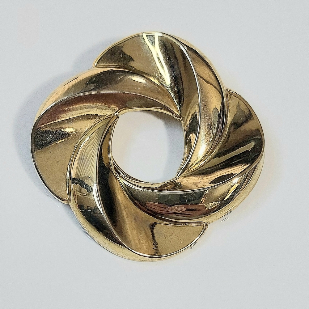 Elegant Gold Swirl Scarf Clip